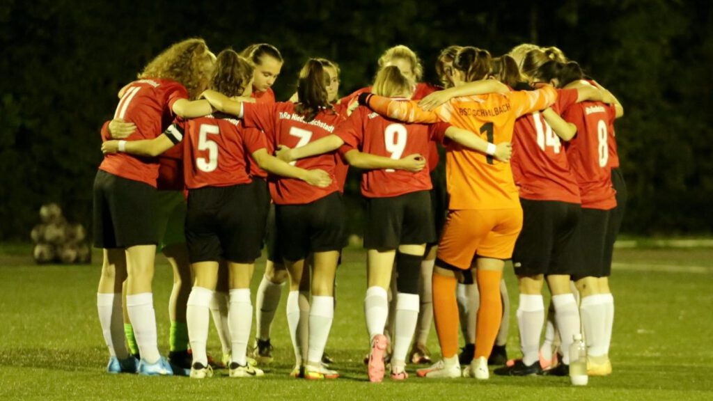 Unsere Fußballfrauen vor dem Pokalfinale in Schwalbach am Taunus